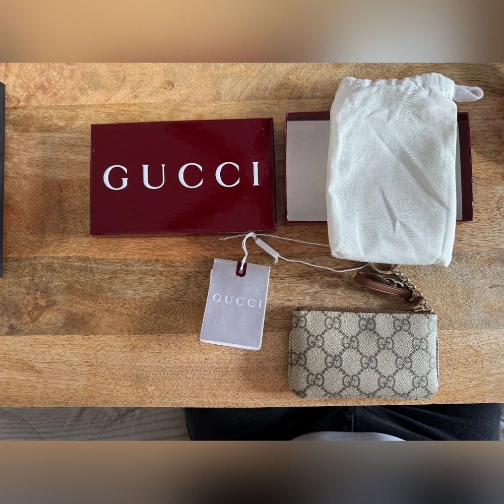 Gucci GG Emblem key pouch - Picture 2 of 7
